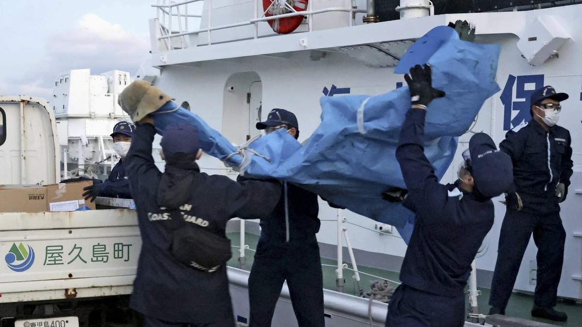 Guardacostas recuperaron cuerpos y  piezas del avión Osprey que se estrelló la semana pasada cerca de la costa suroeste de Japón
