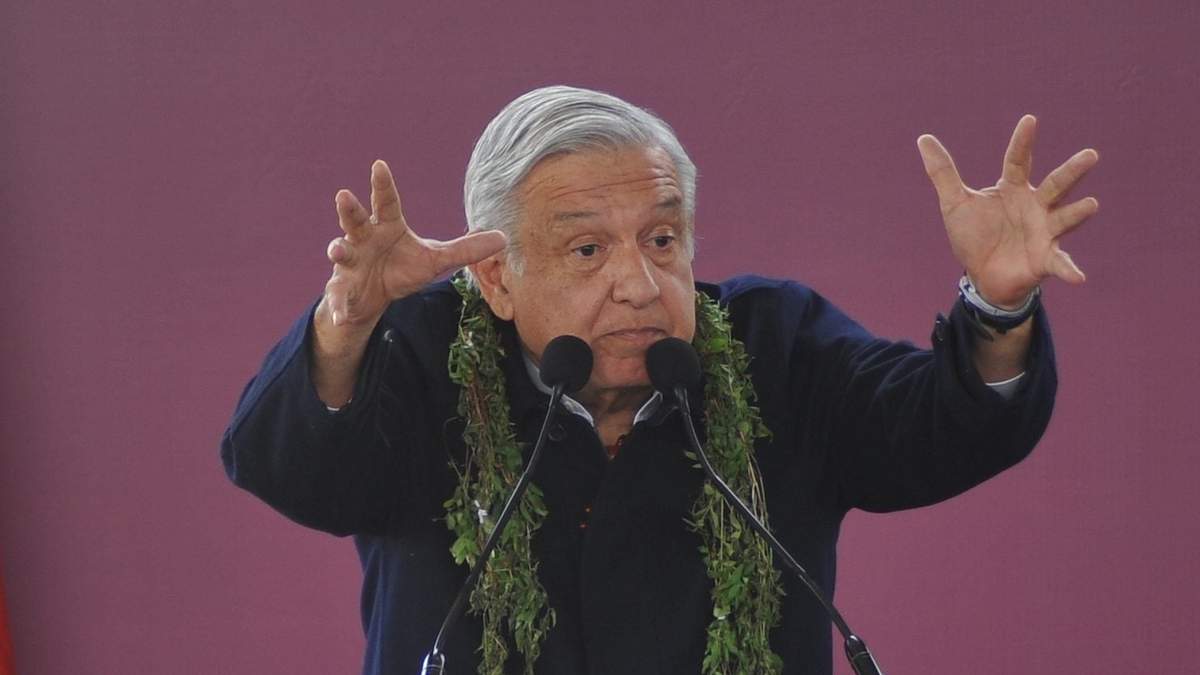 López Obrador en una de sus giras por el interior del país