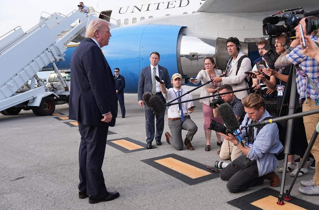 El presidente Donald Trump habla con los periodistas antes de abordar el Air Force One en el Aeropuerto Internacional de Palm Beach, en West Palm Beach, Florida, el sábado 2 de mayo de 2026, con destino a Miami