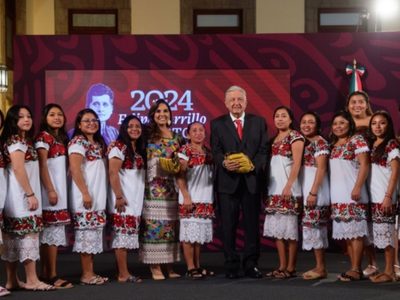 AMLO reconoce a las Diablillas de Hondzonot, equipo de softbol en Quintana Roo