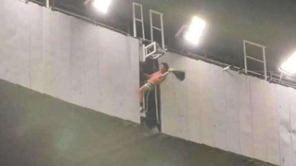 Aficionado del América en el techo del estadio Azteca