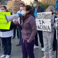 Médicos privados llevan protesta a Palacio Nacional para exigir vacuna contra el covid