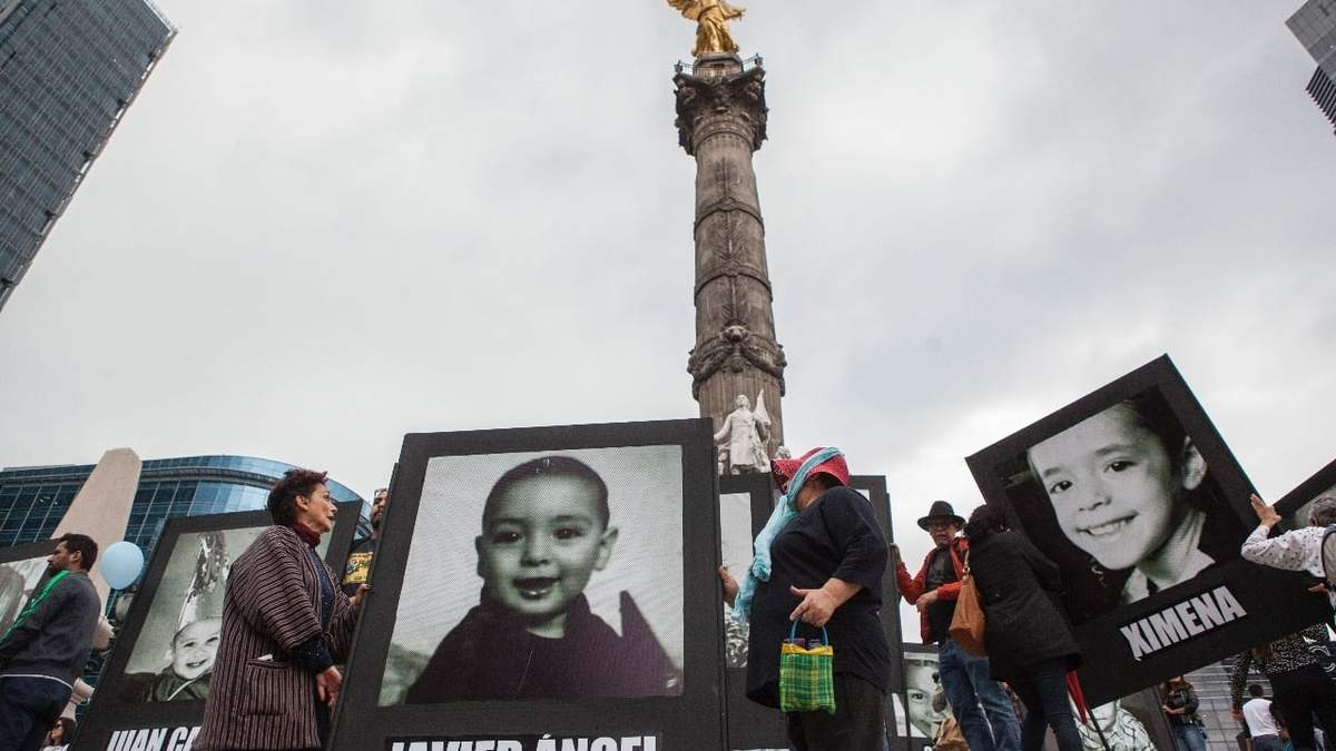 Protesta en el Ángel de la Independencia de familiares de las víctimas de la guardería ABC