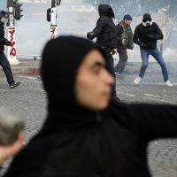 Policías chocan con encapuchados durante protesta por el Día del Trabajo en París; hieren a dos agentes (Video)