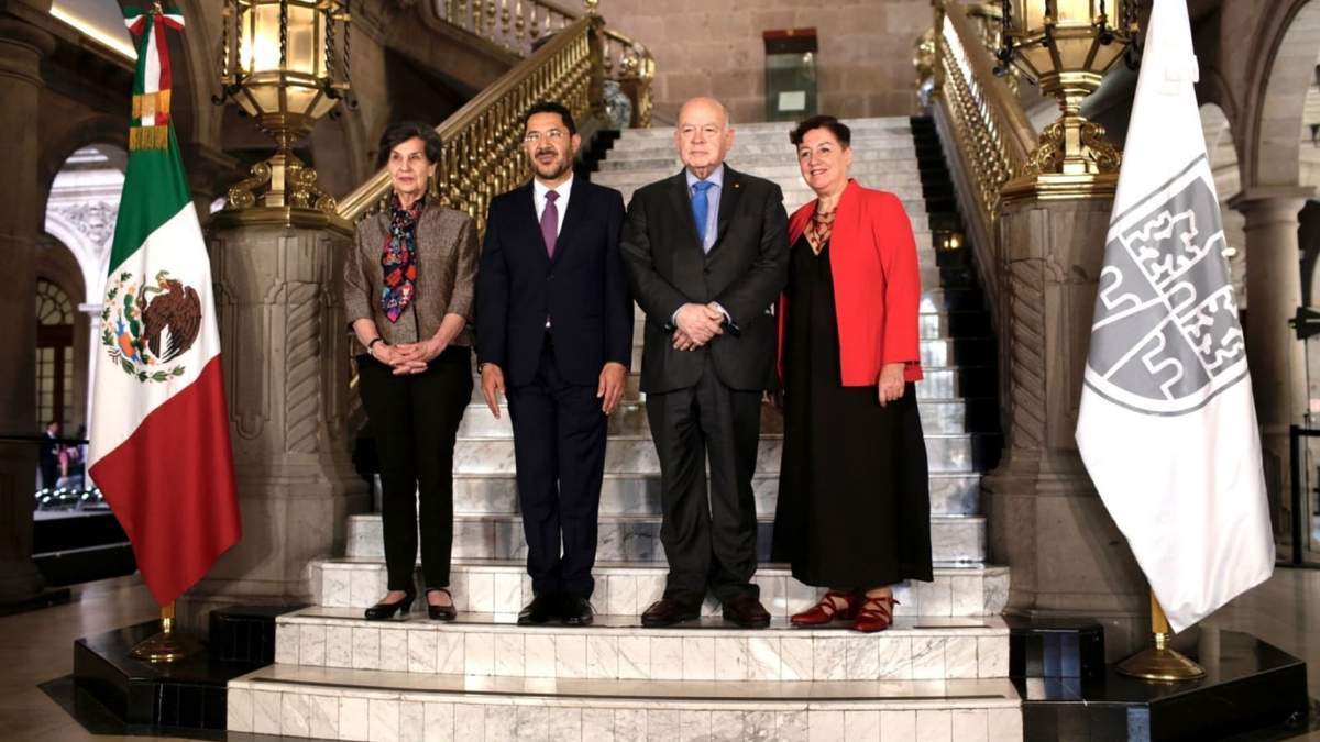 Los senadores María Isabel Allende Bussi y José Miguel Insulza Salinas, fueron nombrados “visitantes distinguidos” y recibieron las llaves de la Ciudad de México