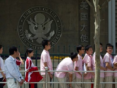 EU reanuda visas para estudiante, pero exige acceso a cuentas de redes sociales