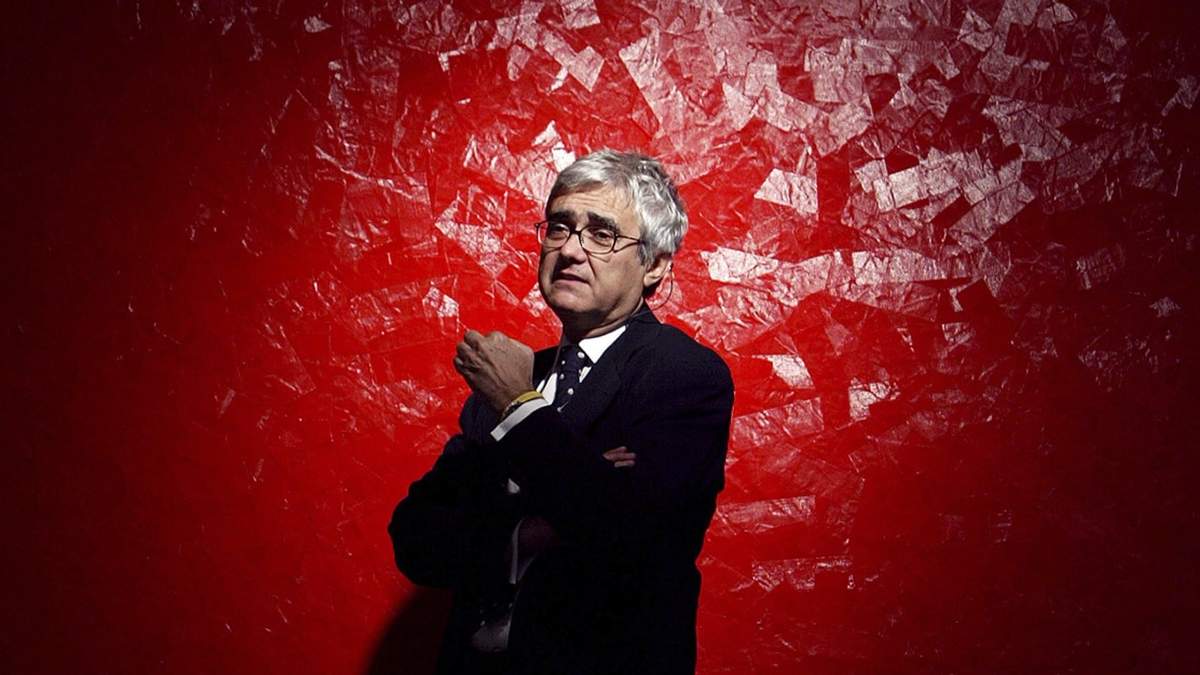 El arquitecto uruguayo Rafael Viñoly concede una entrevista en su estudio el 26 de octubre de 2004, en Nueva York. Viñoly murió el 2 de marzo de 2023 en un hospital de Manhattan