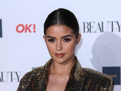 "¡Estallan!" Demi Rose intenta sostenerlas pero no puede. ¡Que alguien la ayude!