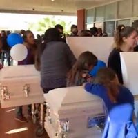 Llevan al palacio municipal de Caborca los féretros de padre e hijo ejecutados