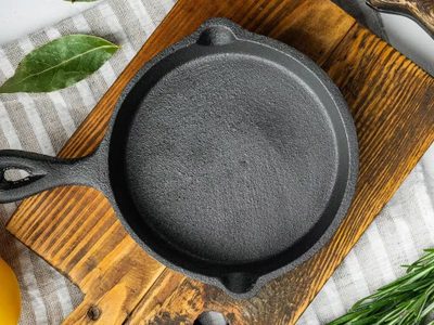No tires tu sartén oxidada y vieja: así podés limpiarla y volverla antiadherente para que no se pegue la comida