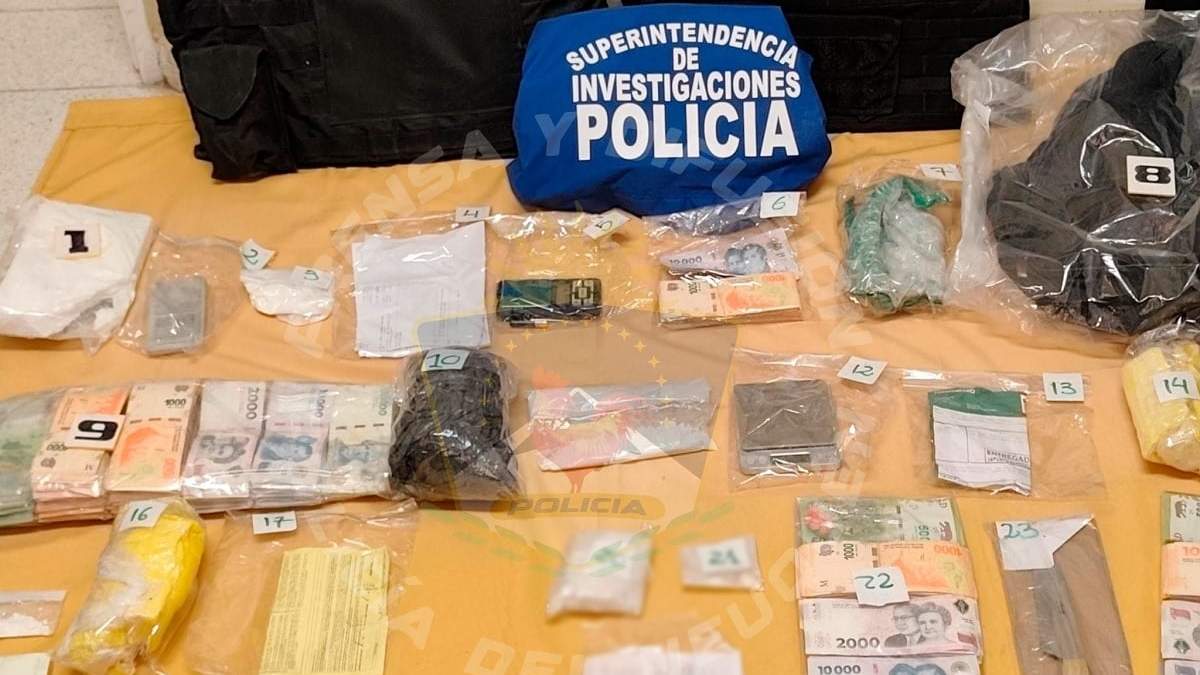 En el auto llevaba cocaína, dinero, un revólver, cuchillos y balanzas. Fuente: (Policía de Neuquén)