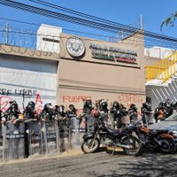 Blindan fiscalía, congreso y oficinas de gobierno de Guerrero ante posibles protestas de normalistas