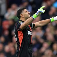 Ya hubo sondeos: el gigante europeo que estaría cerca de contratar a Dibu Martínez