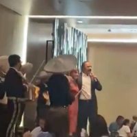 Exhiben al secretario de Salud de Nuevo León sin cubrebocas y cantando en una fiesta (Video)