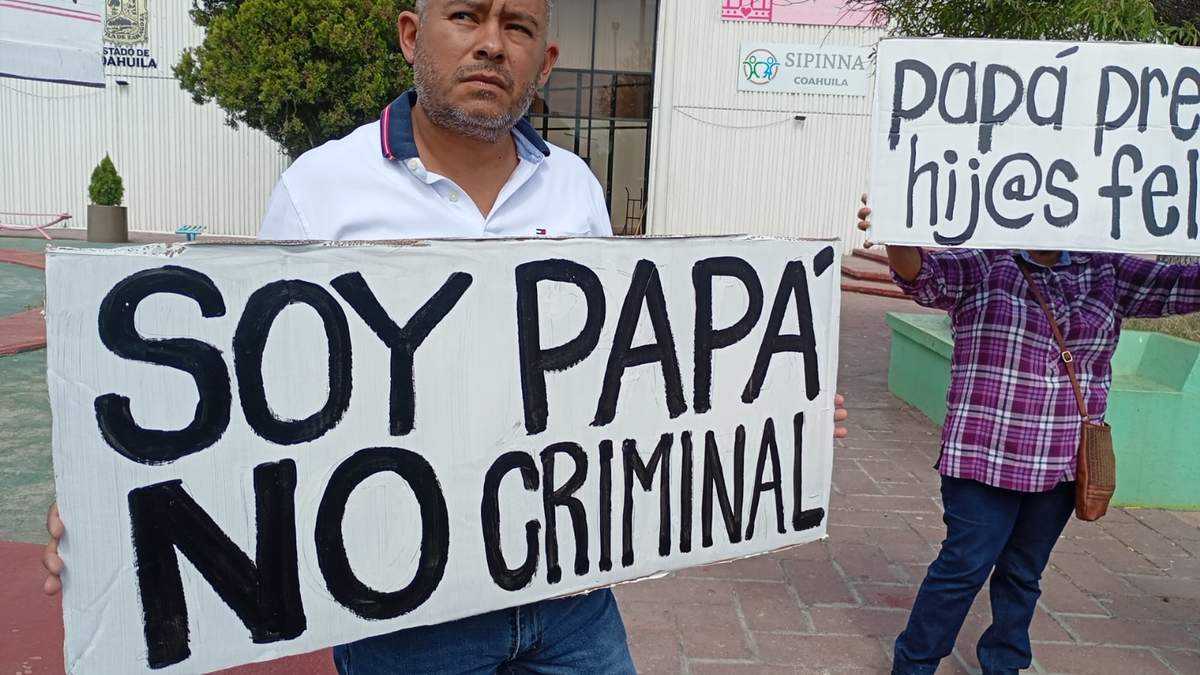 Protesta de padres en PRONNIF en Coahuila, por presuntas irregularidades para poder convivir con sus hijos