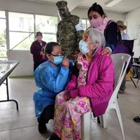 Adultos mayores de 103, 118 y 120 años de edad reciben la vacuna contra covid-19