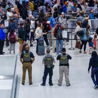 ¿Pueden los agentes del ICE agilizar las largas filas en algunos aeropuertos de EU?