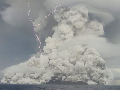 Cómo es el volcán submarino que provocó un tsunami y dejó incomunicada a Tonga