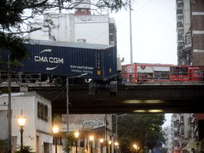 Un camión perdió el control y quedó colgado de la autopista 25 de Mayo
