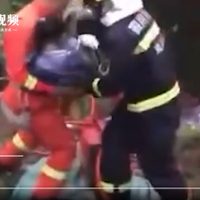 Caen 14 personas de un tobogán en China; dos fallecieron (Video)