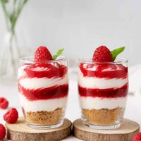Cheesecake de frambuesa en vaso y sin horno: facilísimo de hacer para tener una idea de postre en Navidad
