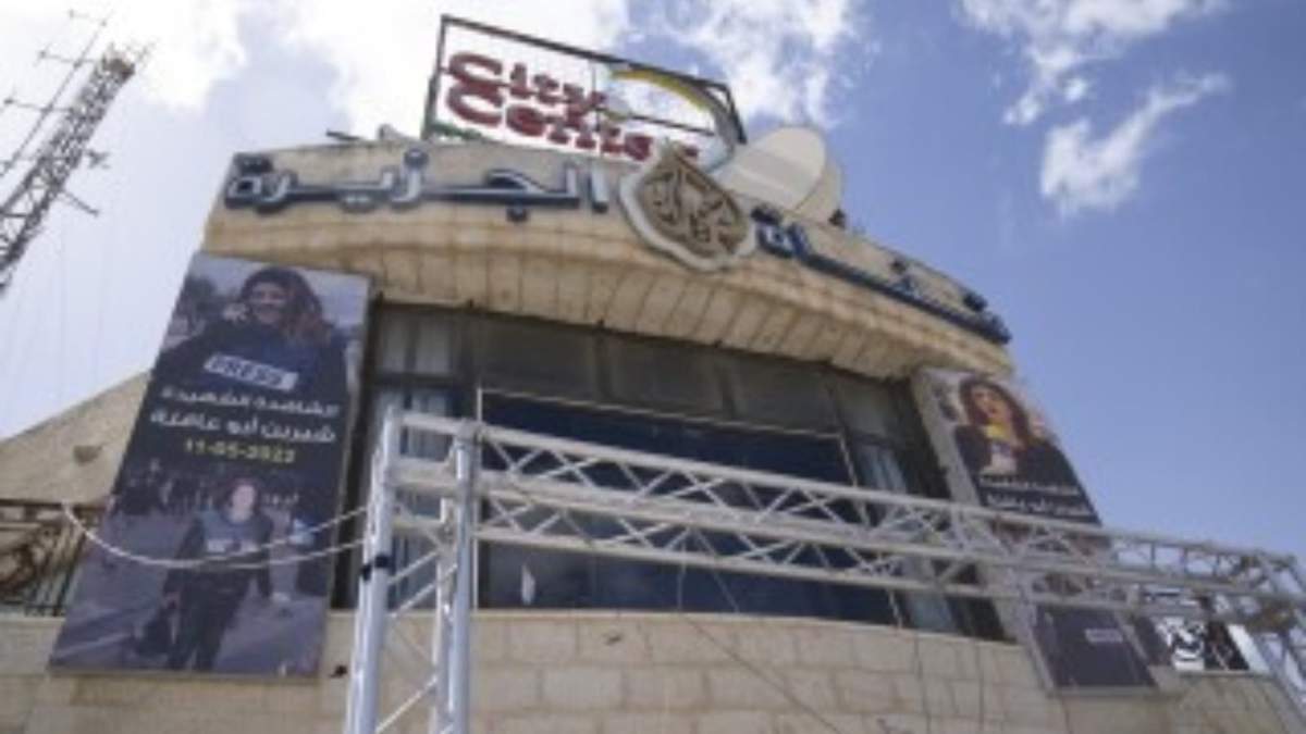 Esta imagen del 5 de mayo de 2024 muestra la oficina de la cadena Al Jazeera en la ciudad de Ramala, Cisjordania