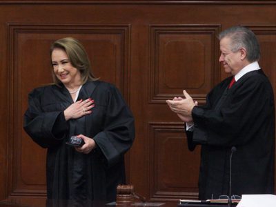Asume Yasmín Esquivel como ministra en la SCJN; ofrece pugnar por la división de poderes