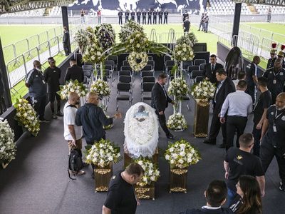 Aficionados despiden a Pelé en estadio de Santos
