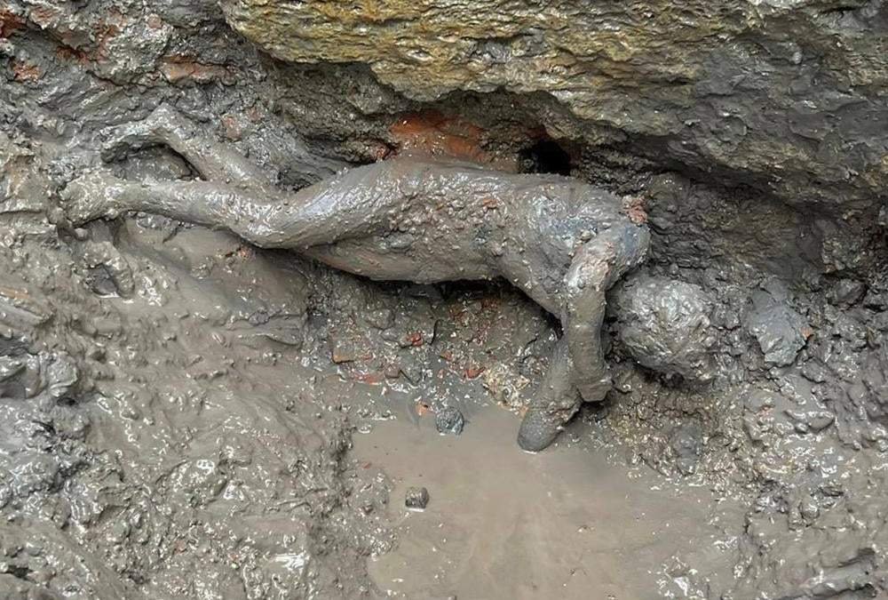 Una estatua de bronce, de las dos docenas descubiertas en una antigua fuente de aguas termales en San Casciano dei Bagni, Italia