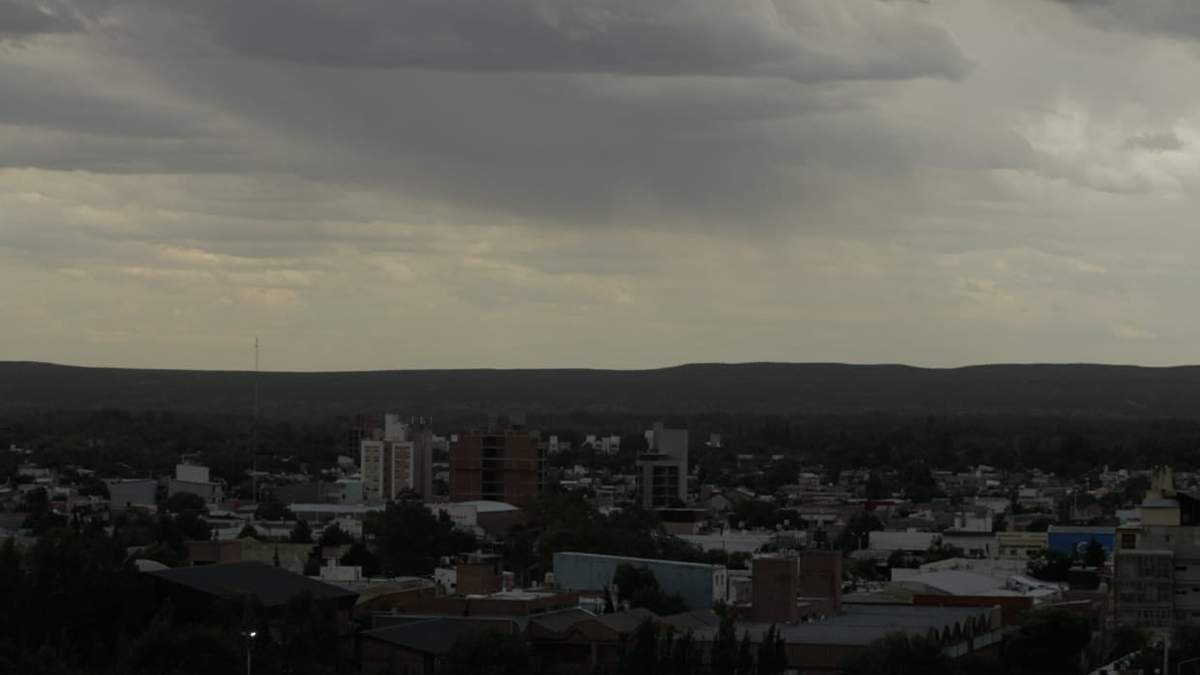 Cielo cubierto en Neuquén capital. Fuente: (Emiliano Ortiz)