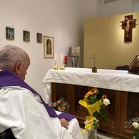 El Papa escribe una carta desde el hospital mientras se organiza su reunión con el Rey Carlos III
