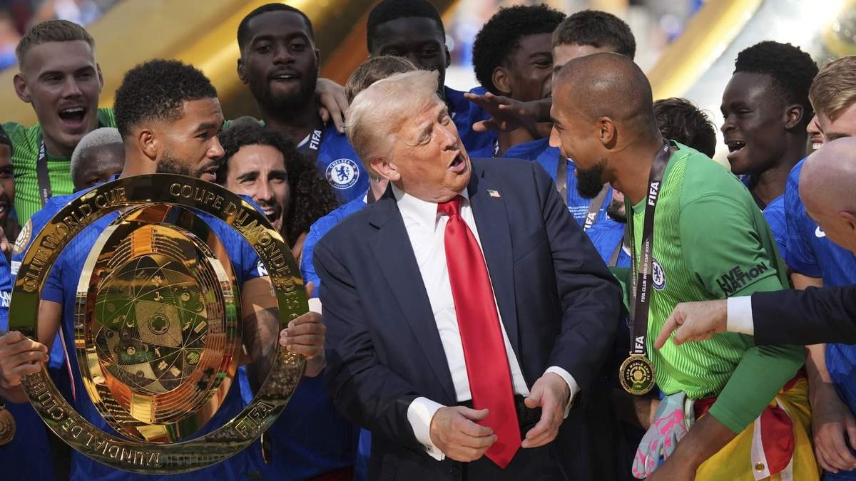Reece James, del Chelsea, sostiene el trofeo del campeonato. A su lado, el presidente Donald Trump