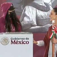María Elena Ríos irrumpe evento de Sheinbaum; acusa a Salomón Jara de tener nexos con su agresor