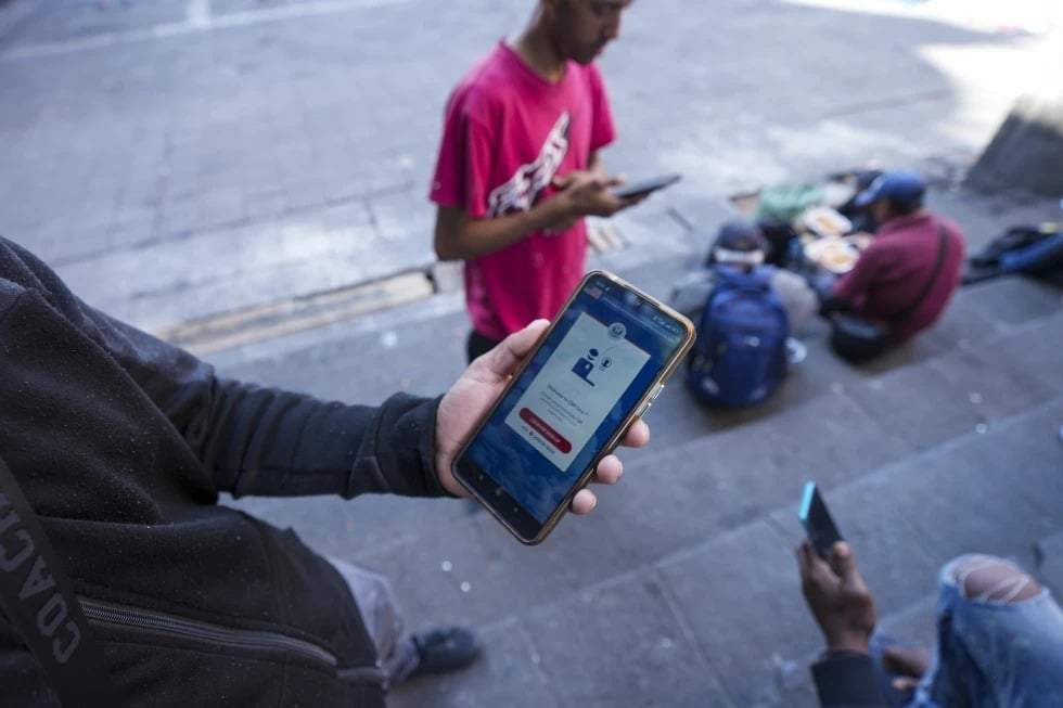 Funcionarios de inmigración de EU buscan ampliar la recopilación de datos de las redes sociales