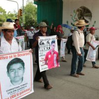 Padres de los 43 y profesores marchan en Iguala en reclamo de justicia