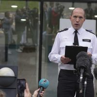 Policía británica busca a un hombre tras el asesinato de esposa e hijas de comentarista de la BBC