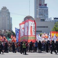 La izquierda se movilizó a la embajada de Estados Unidos