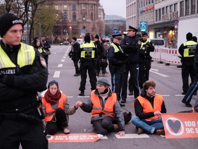 Ecologistas se pegan al asfalto para paralizar el tráfico en Berlín y Múnich (videos)