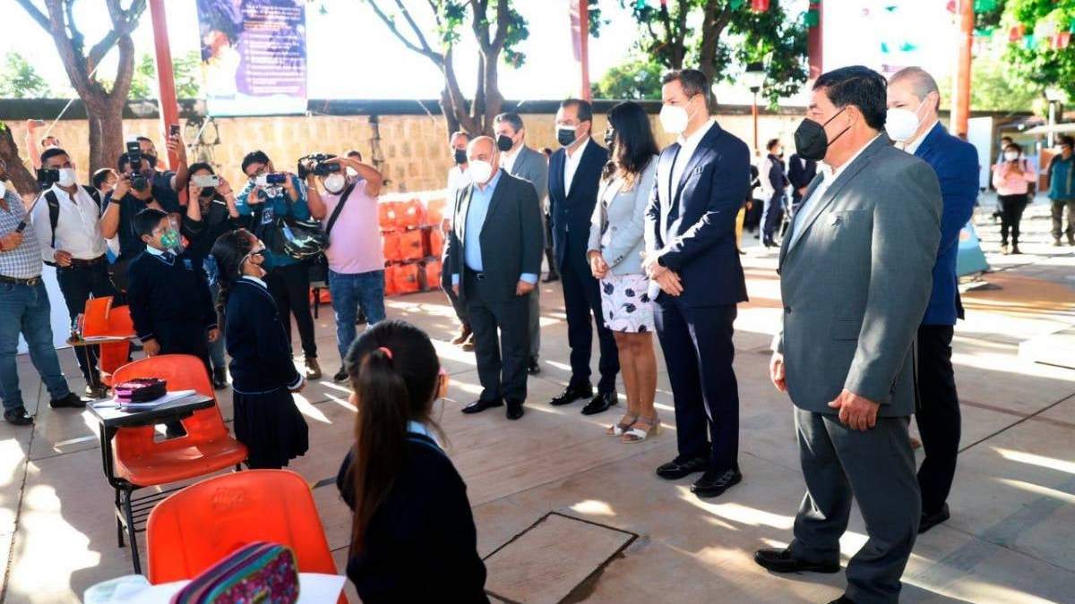 El gobernador de Oaxaca en el primer día de clases