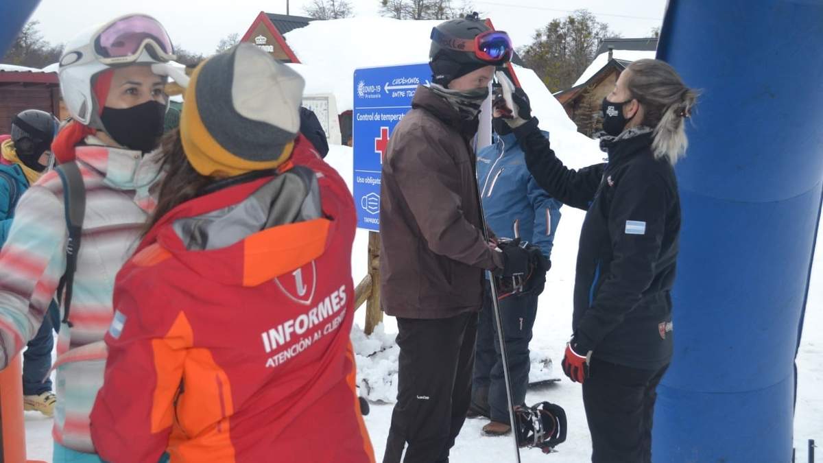 Autoridades aplicando los protocolos de bioseguridad en el cerro Chapelco. Fuente: (Twitter)