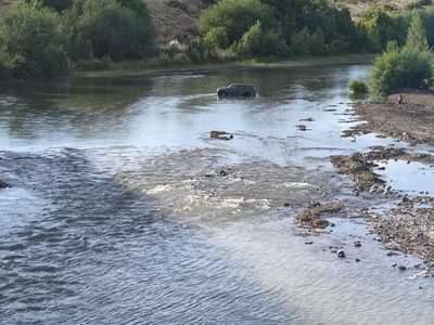 Salió a probar la camioneta de un cliente, pasado de copas, y lo tuvieron que rescatar en el río Curi Leuvú