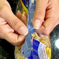 No lo vas a creer: el truco facilísimo para cerrar los paquetes de comida abiertos sin gastar en broches caros
