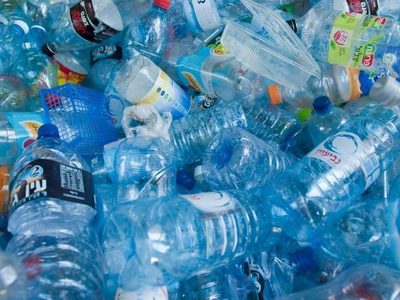 No tires las botellas de plástico y mirá cómo podés hacer una lámpara colgante que todos van a envidiar