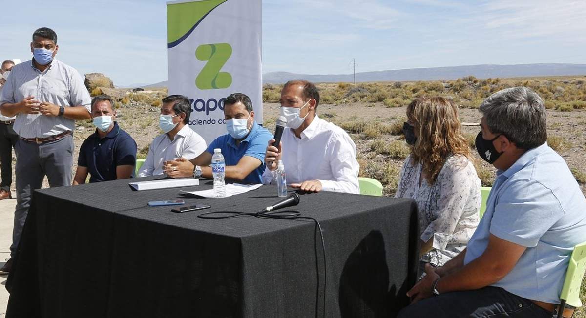 El gobernador Omar Gutiérrez y el intendente Carlos Koopmann en Zapala. Fuente: (Twitter)