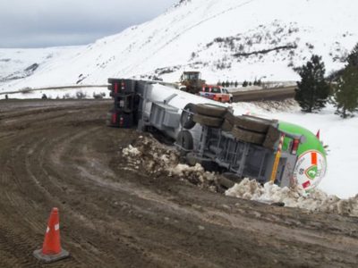 La Cuesta del Rahue siempre peligrosa: impactante vuelco de un camión