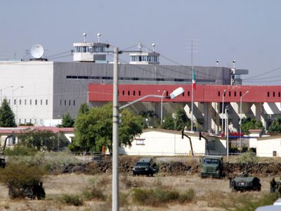Decomisan droga, electrónicos y medicamentos en penal de Puente Grande