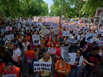 Protesta masiva en Madrid por aumento de costos de viviendas: "Nos cuesta la vida”