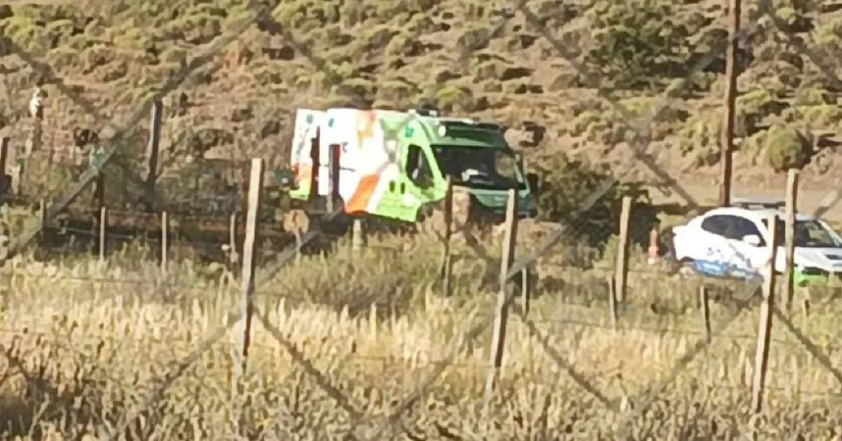 Una ambulancia y un patrullero en el lugar donde Horacio Chávez fue arrollado por su amigo en camioneta. Fuente (El Cordillerano)