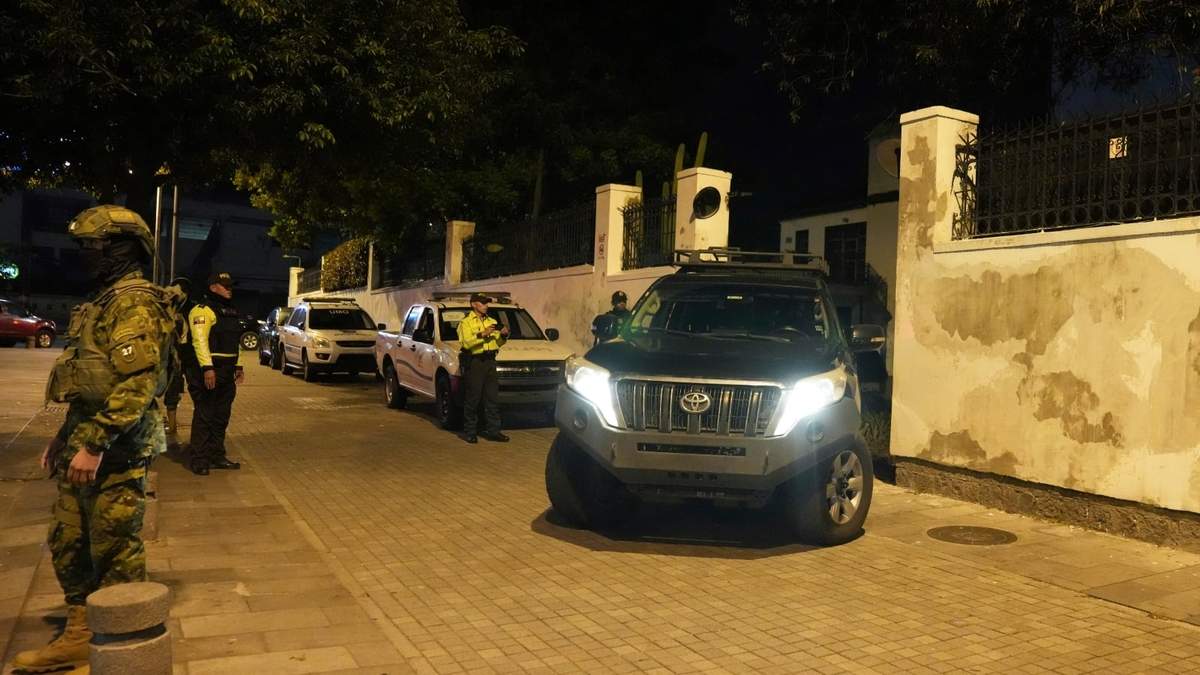 Policías de Ecuador introducen un vehículo en la Embajada de México en Quito