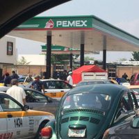 Maestros toman gasolineras y regalan combustible en Chiapas